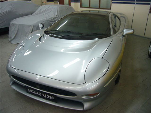 Jaguar XJ 220