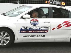 99 jarige rijdt enkele rondjes op NASCAR circuit