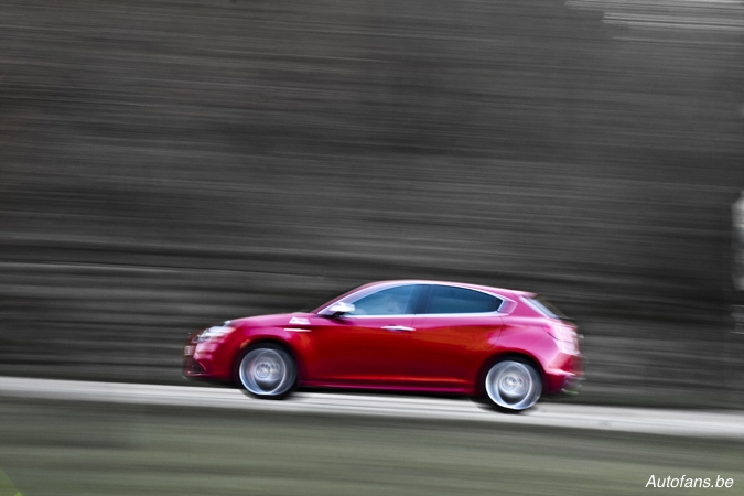 Alfa Romeo Guilietta QV vs Peugeot 308 GTI (rijtest)