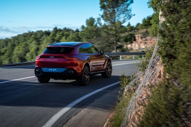 aston-martin-dbx-2019