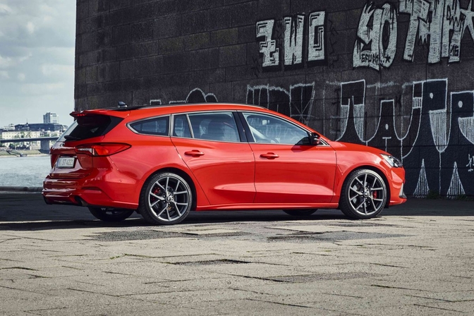 ford-focus-st-wagon-2019-official
