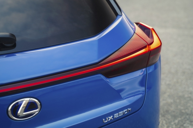 Lexus UX blauw achterkant