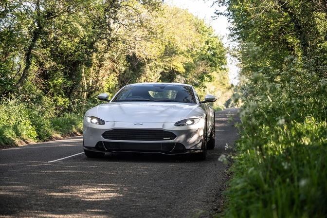 Aston Martin Vantage Revenant grille