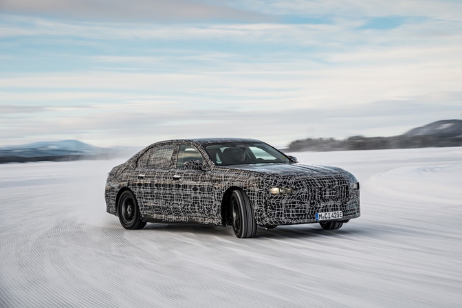 BMW i7 2021 teaser wintertest