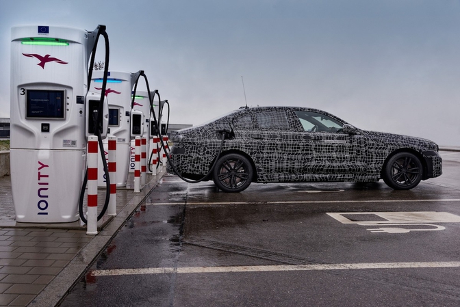 BMW i5 wintertest teaser 2023