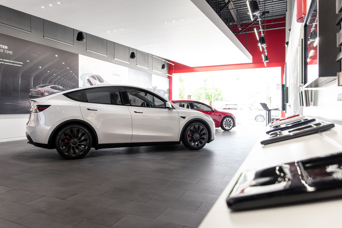 Tesla showroom 2024