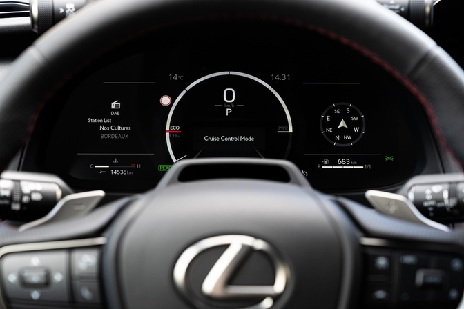 Test Lexus UX 300h 2024