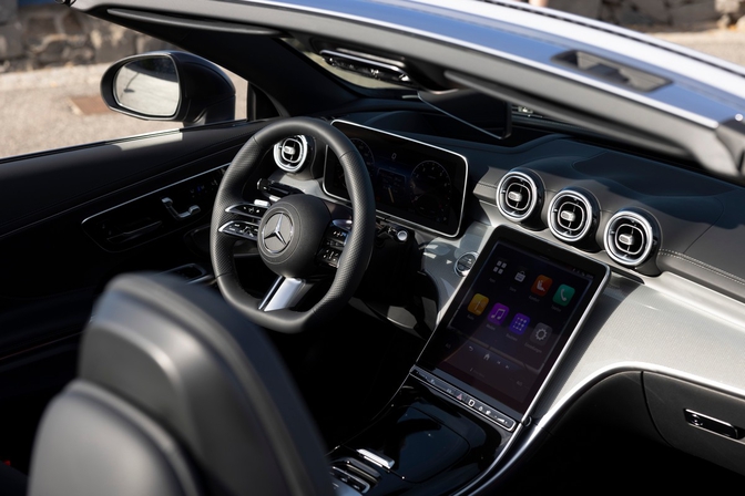 Mercedes-Benz CLE Cabriolet review 2024 grijs rijdend
