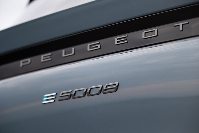 Premier essai : Peugeot e-5008 (2024)