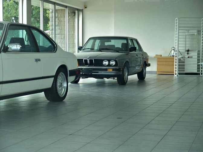 Foto's: BMW-dealership staat 30 jaar stil in de tijd