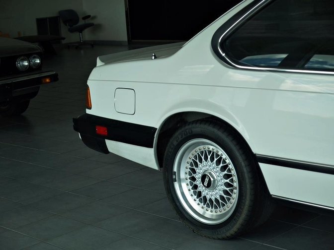 Foto's: BMW-dealership staat 30 jaar stil in de tijd
