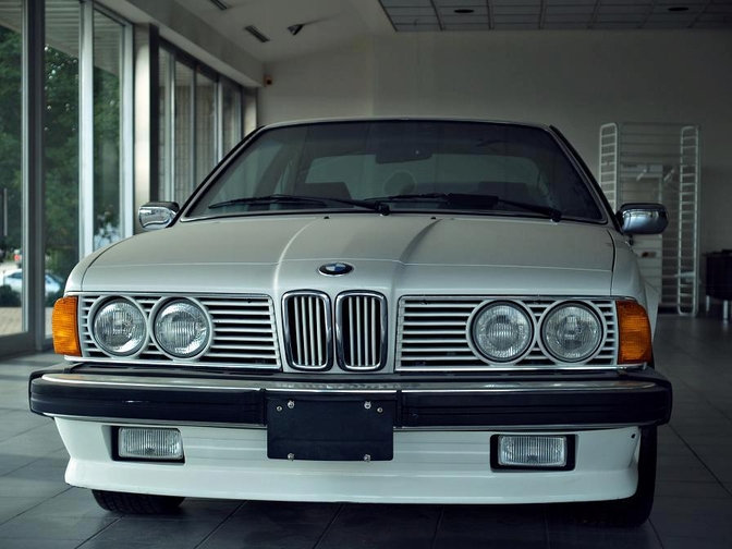 Foto's: BMW-dealership staat 30 jaar stil in de tijd