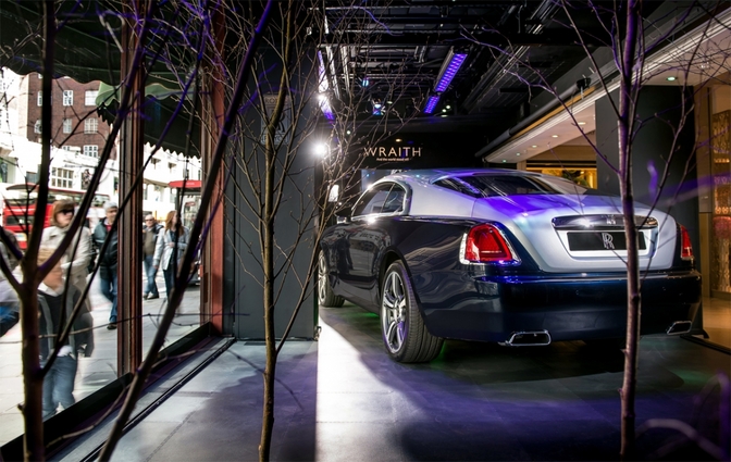 De Rolls Royce Wraith staat in Harrods (Londen)