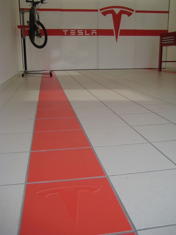 Belg bouwt eigen Tesla garage