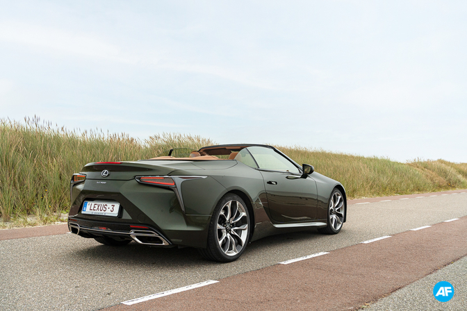 Lexus LC 500 Cabrio rijtest 2021