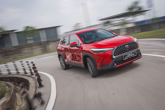 Toyota Corolla Cross rijtest review belgie autofans video
