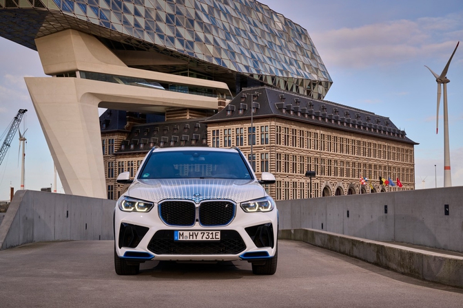 test BMW iX5 Hydrogen op waterstof in Antwerpen