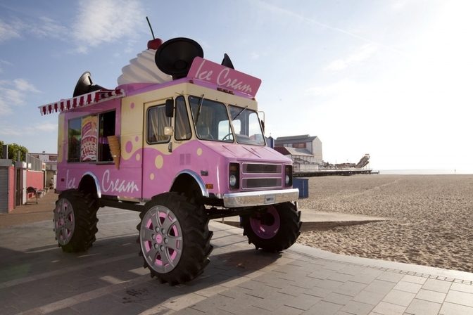 Deze Skoda monstertruck geeft gratis ijsjes weg