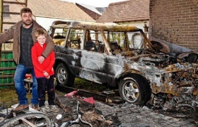 Auto vat vuur, start en rijdt vanzelf weg om elders uit te branden