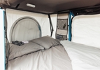 kamperen met een mini auto daktent bed