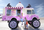 Deze Skoda monstertruck geeft gratis ijsjes weg
