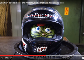 Video: een viertakt, motorhelm en hydraulische pers