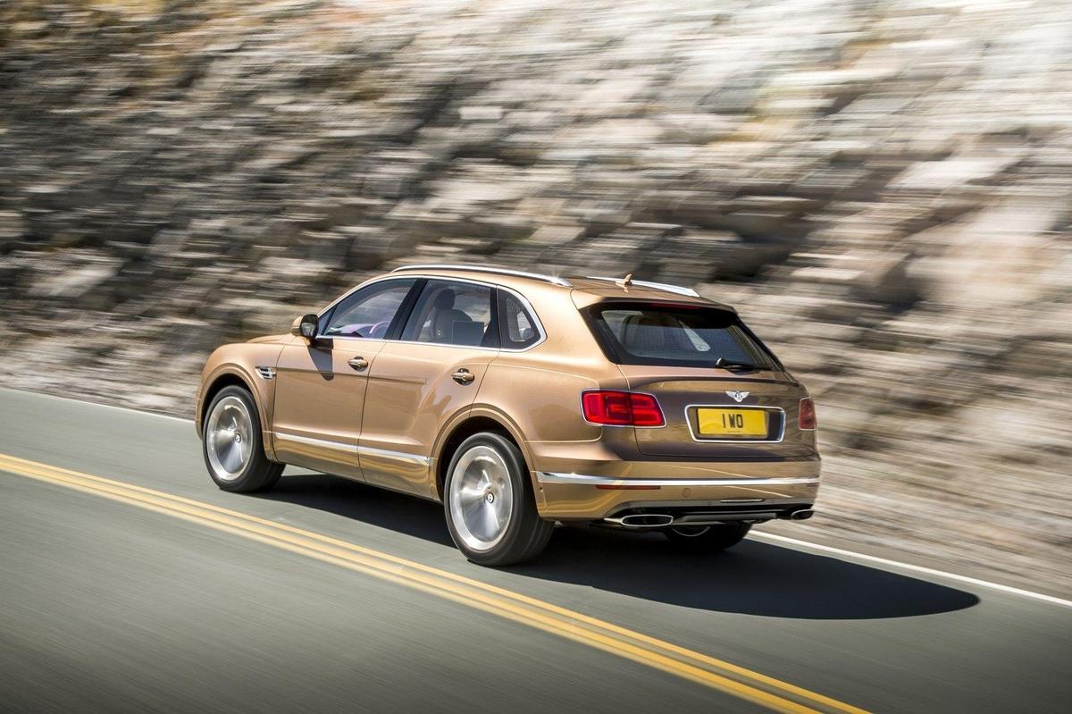 2017-bentley-bentayga-rear