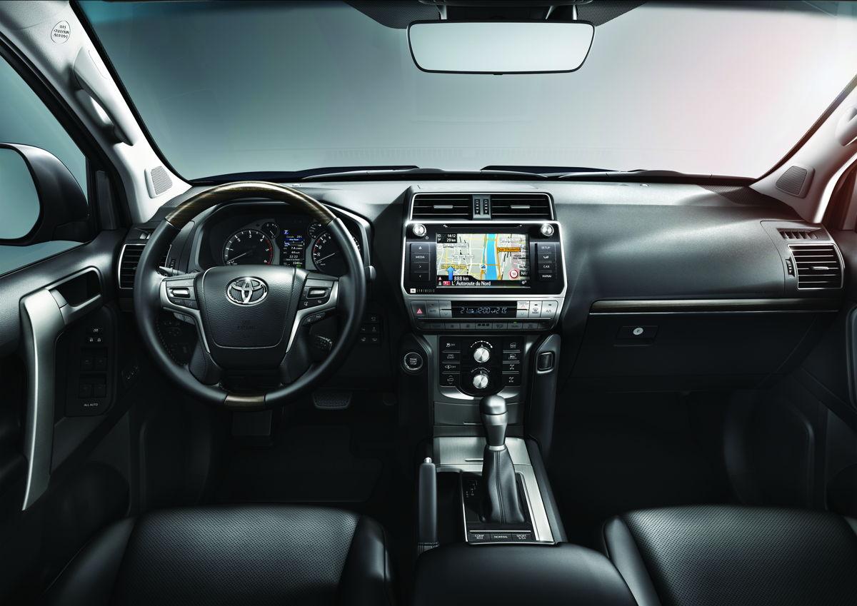  2017_toyota_land_cruiser