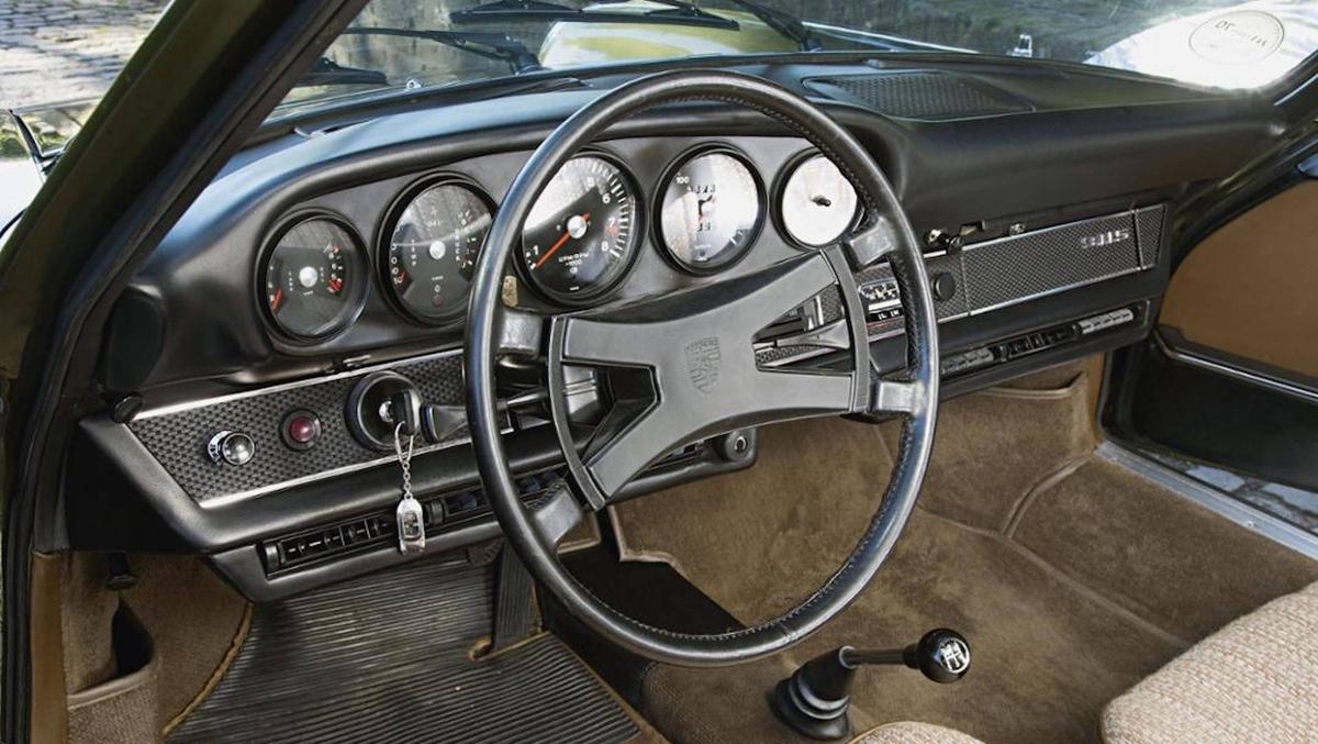 ferry_porsche_911_interieur