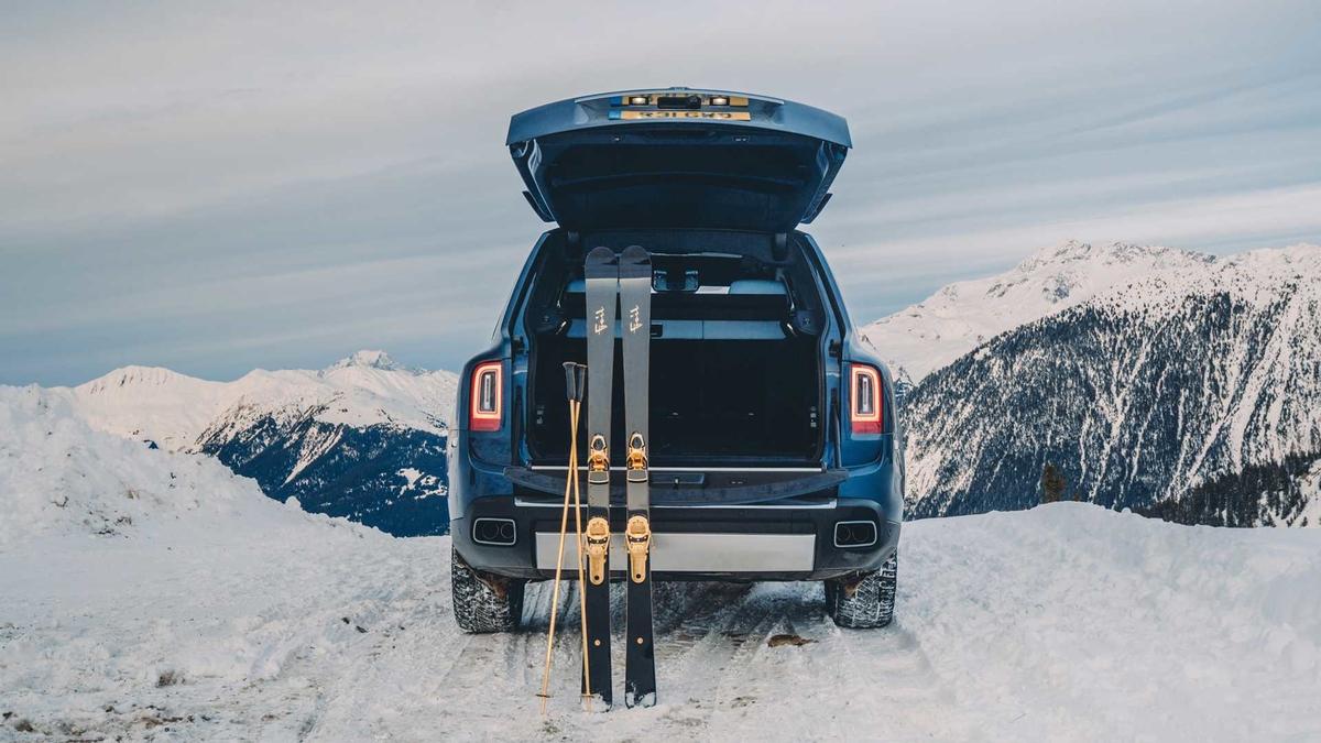 Rolls-Royce Cullinan ski taxi