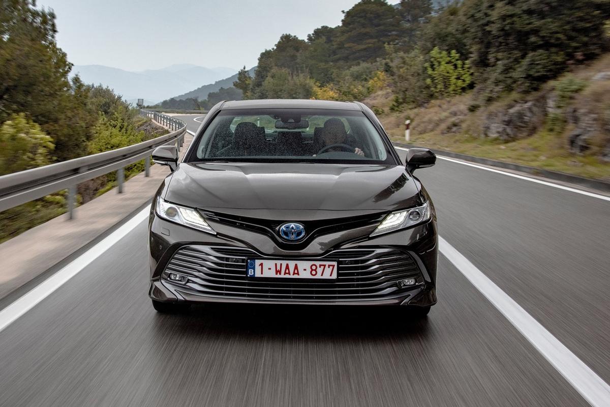 Toyota Camry rijtest review 2020 autofans