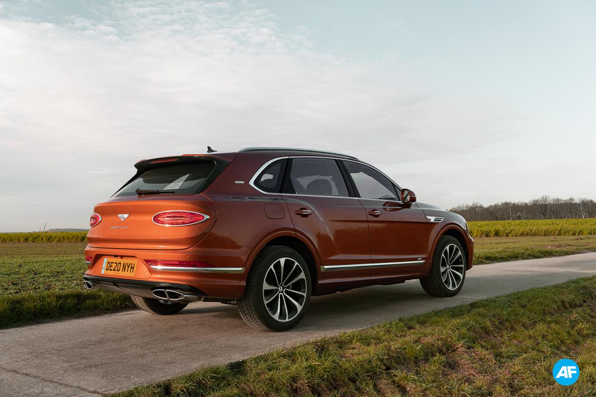 Bentley Bentayga V8 2021 (rijtest)