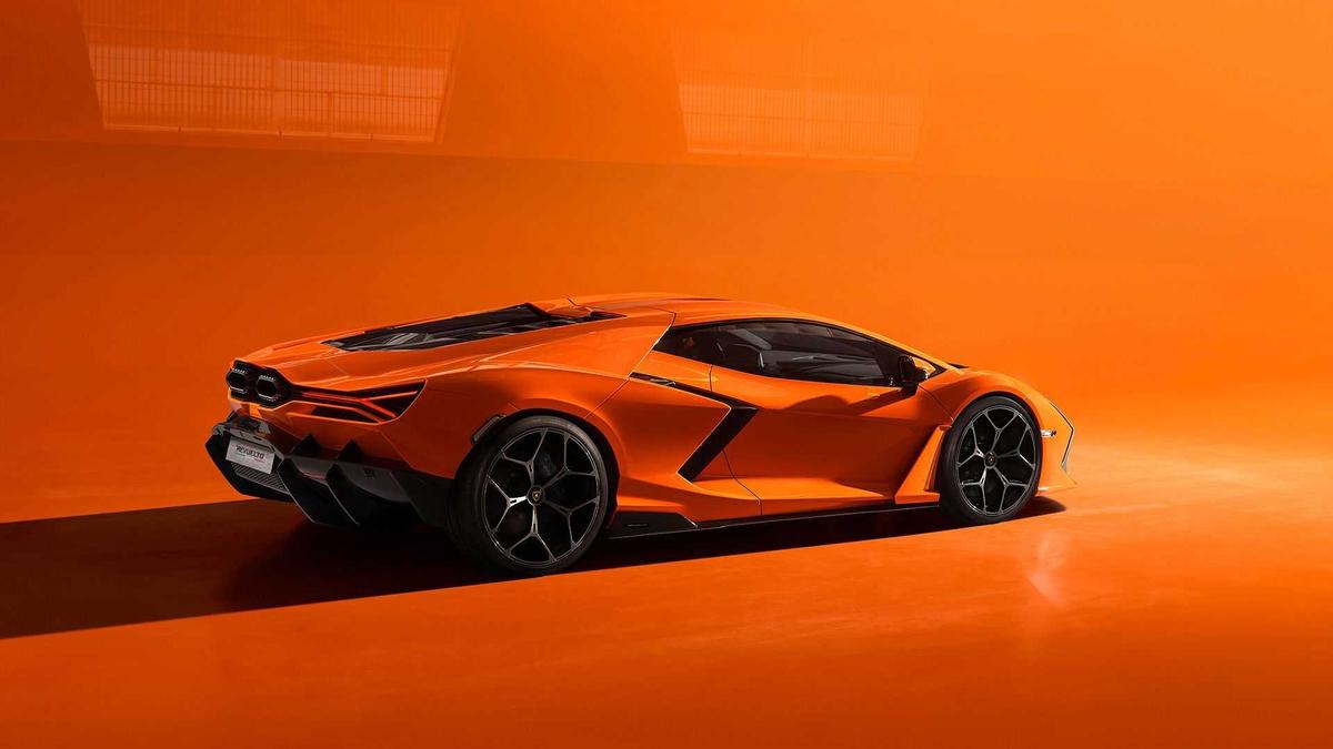 Lamborghini Revuelto info 2023