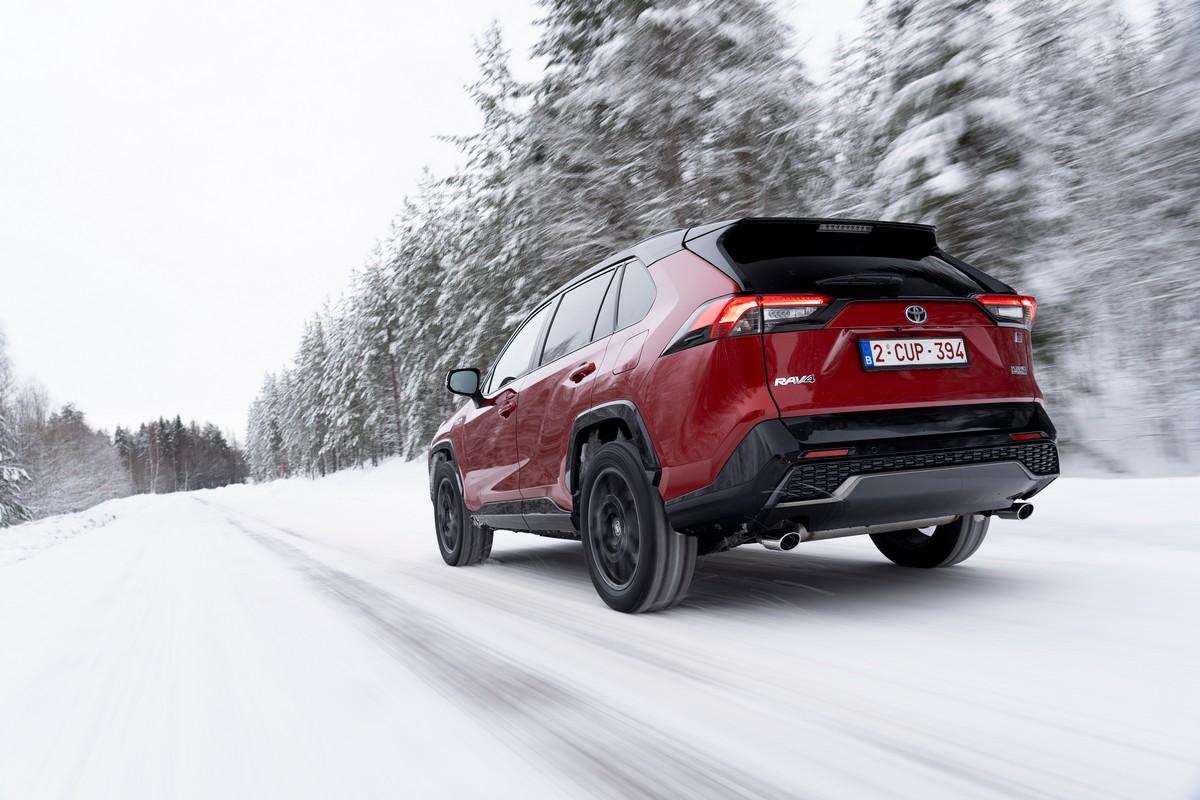 Toyota RAV4 GR Sport rood rijdende test achteraan