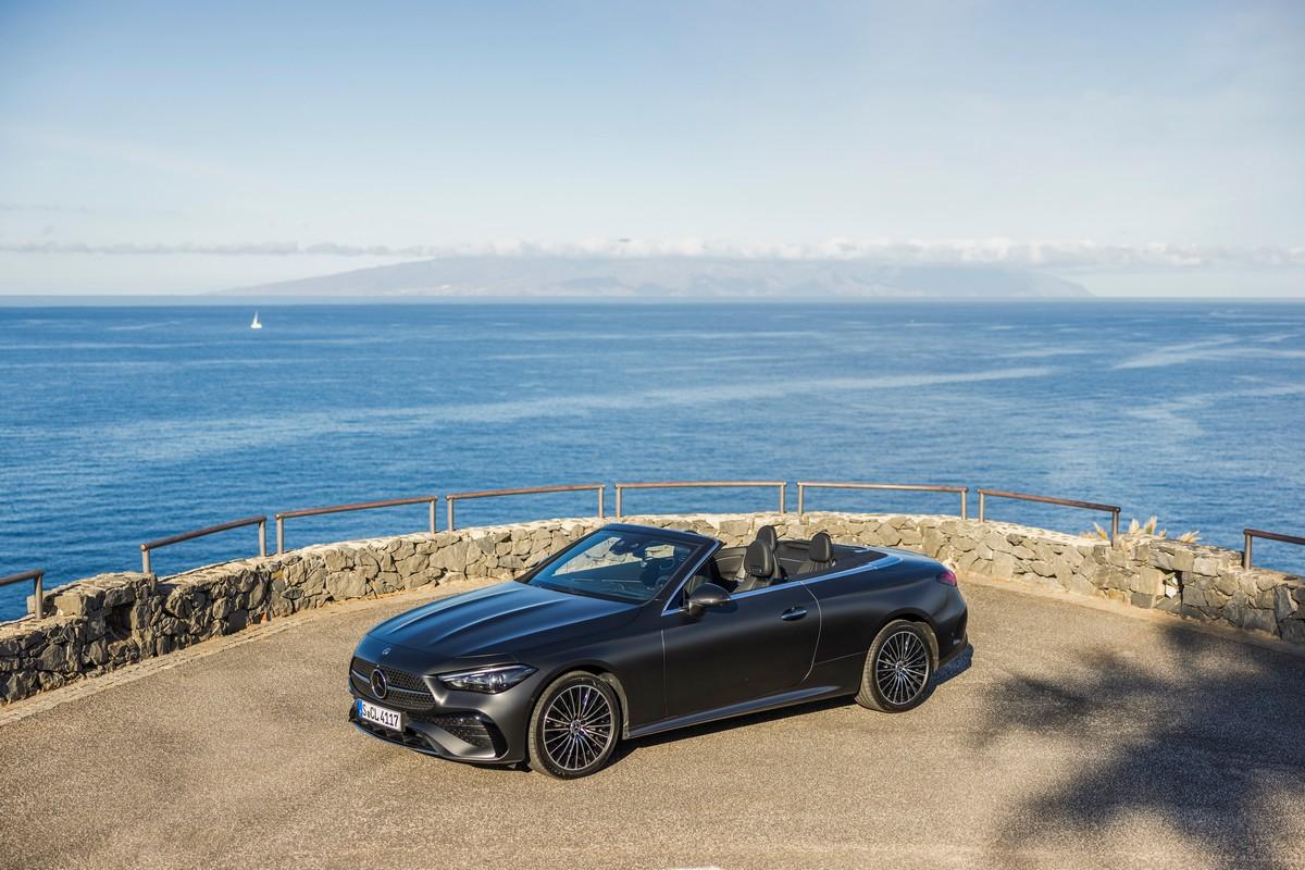 Mercedes-Benz CLE Cabriolet review 2024 grijs rijdend