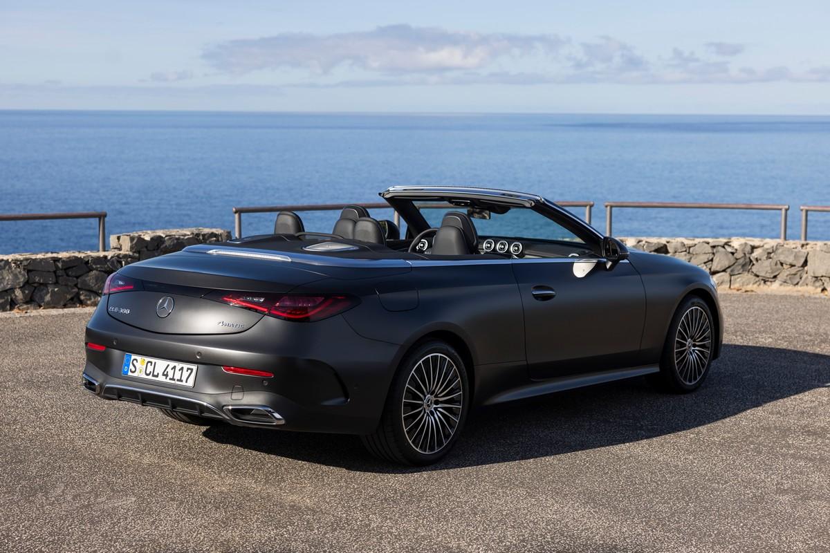 Mercedes-Benz CLE Cabriolet review 2024 grijs rijdend