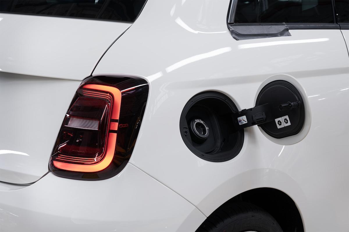 Fiat 500 Ibrida teaser 2025