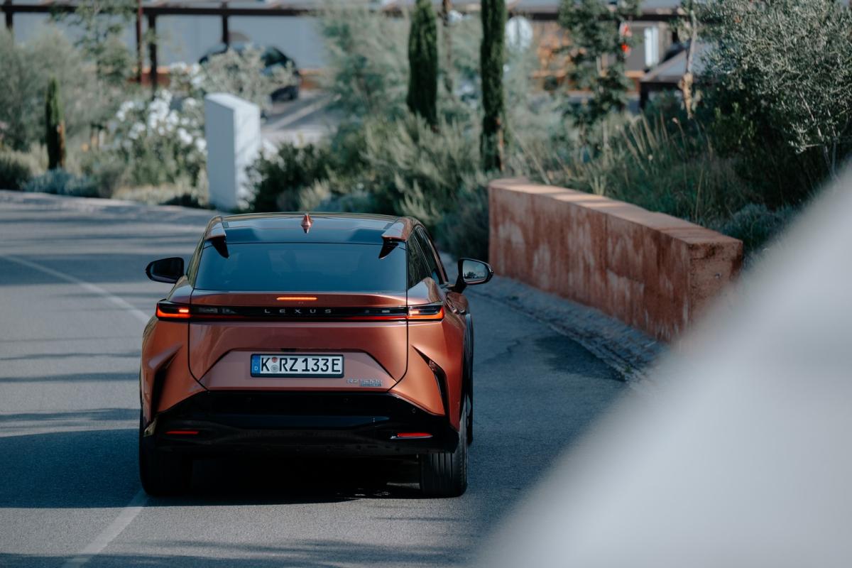 Lexus-RZ-2025-achterkant
