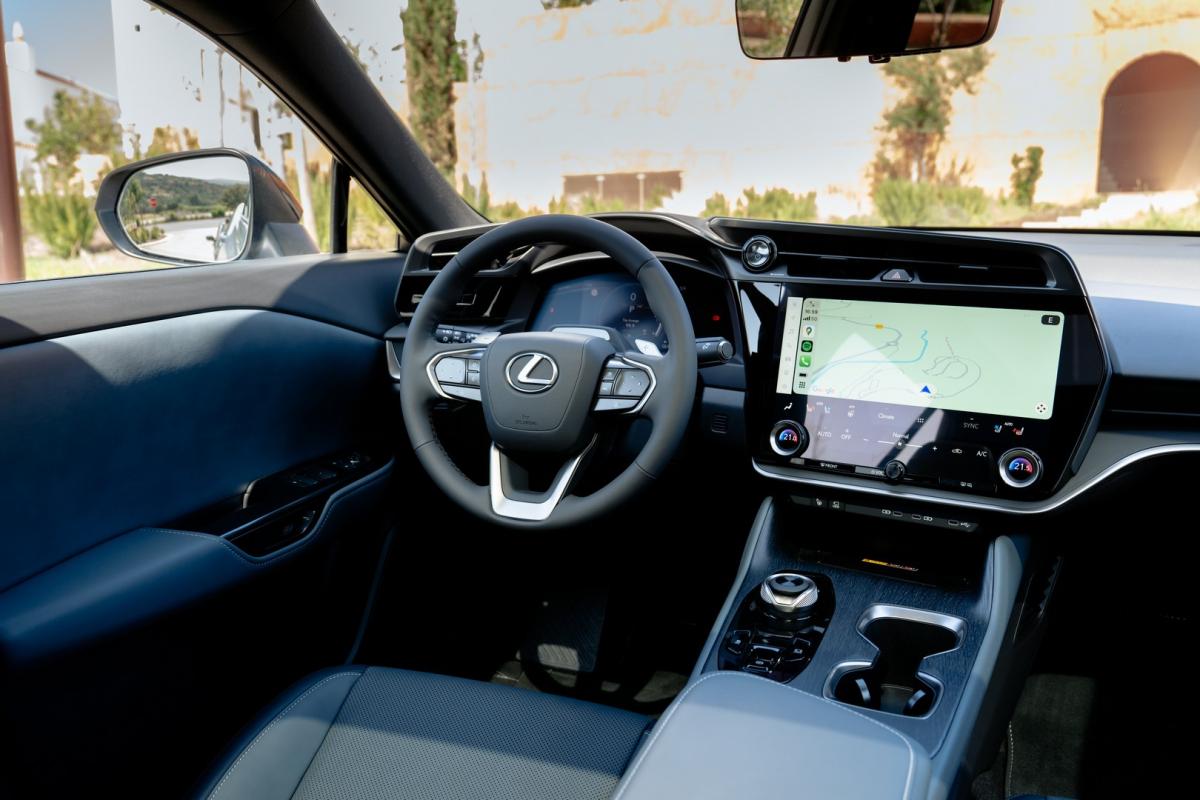 Lexus-RZ-2025-interieur