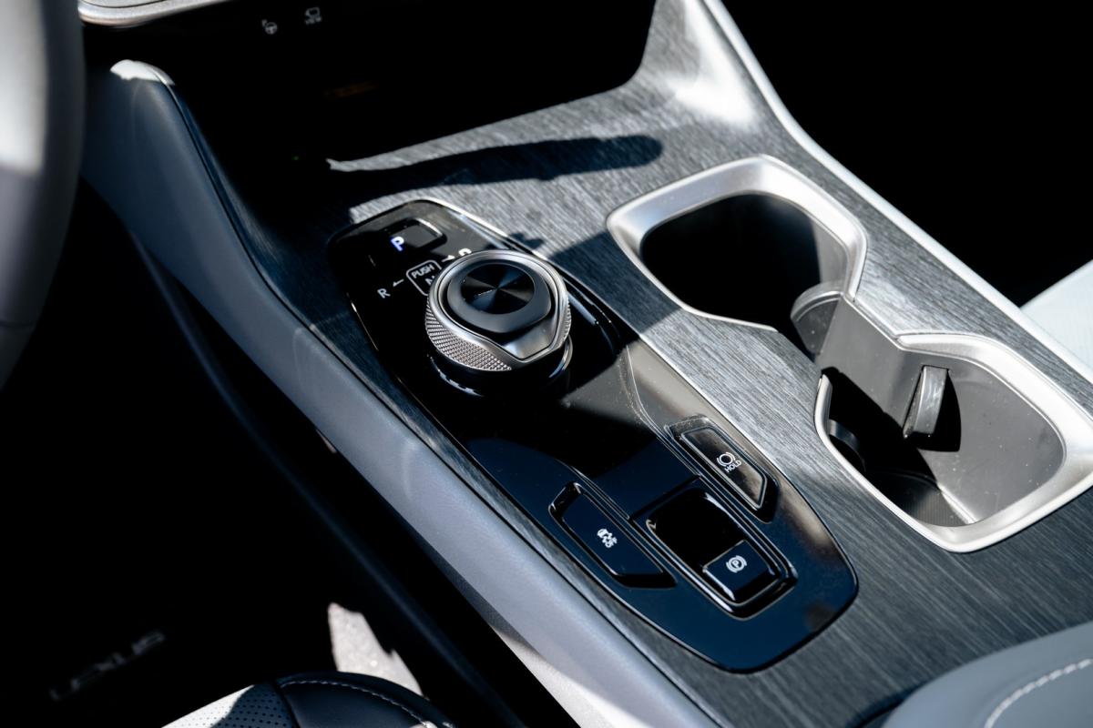 Lexus-RZ-2025