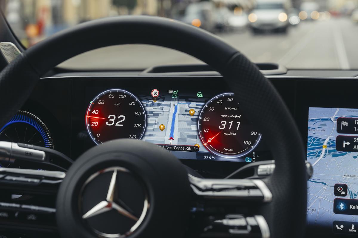 Mercedes CLA self driving review test getest Autofans