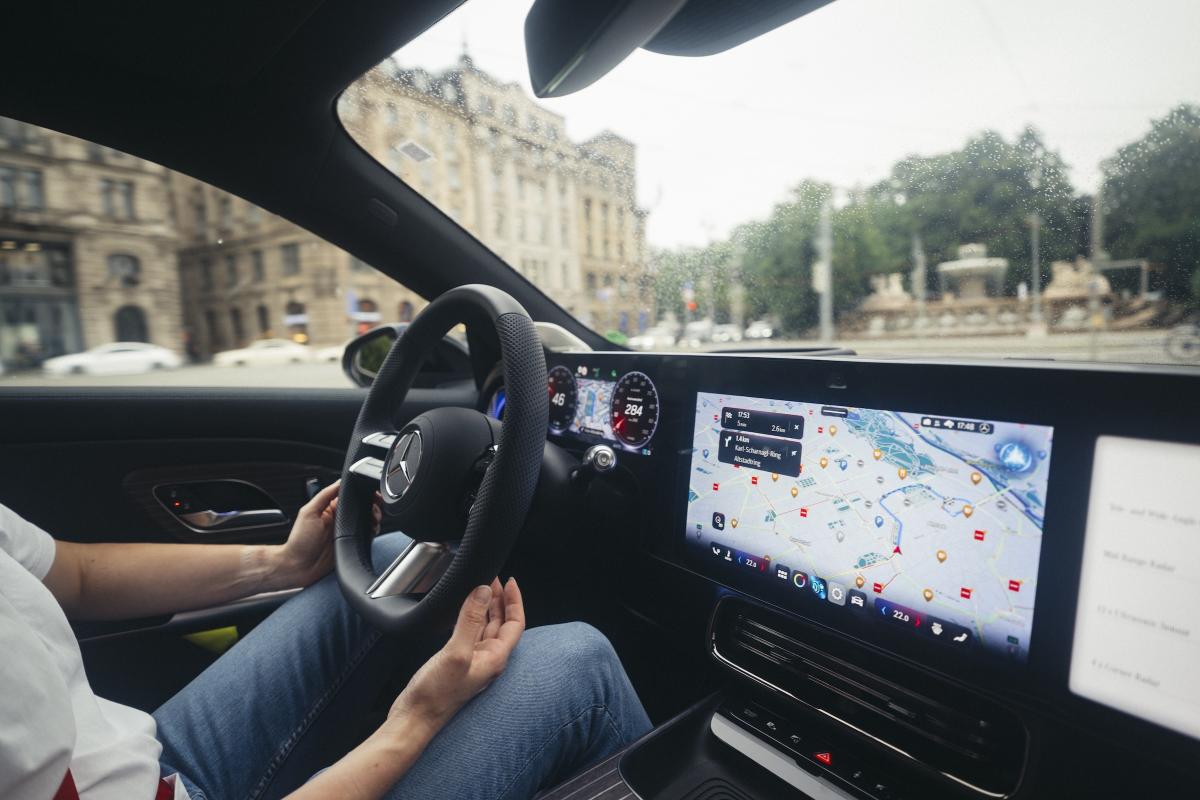 Mercedes CLA self driving review test getest Autofans