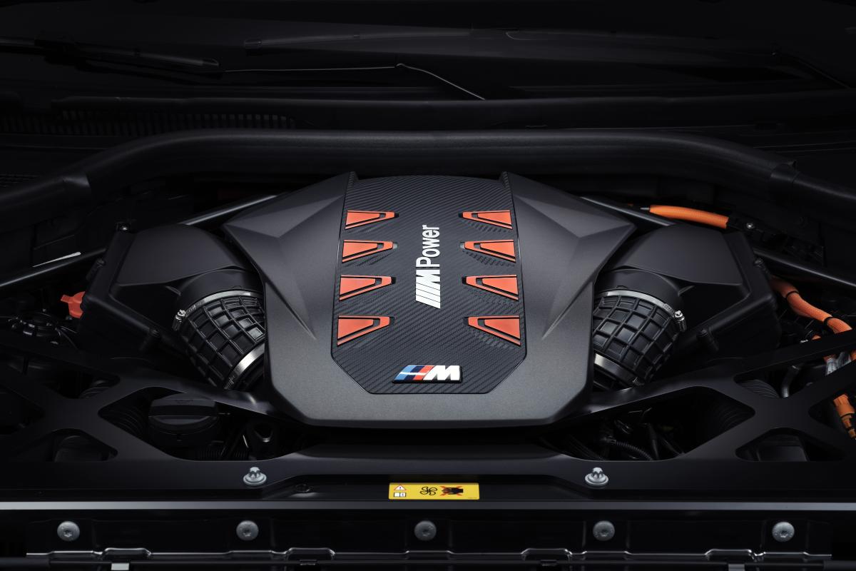 BMW XM redt V8 2025