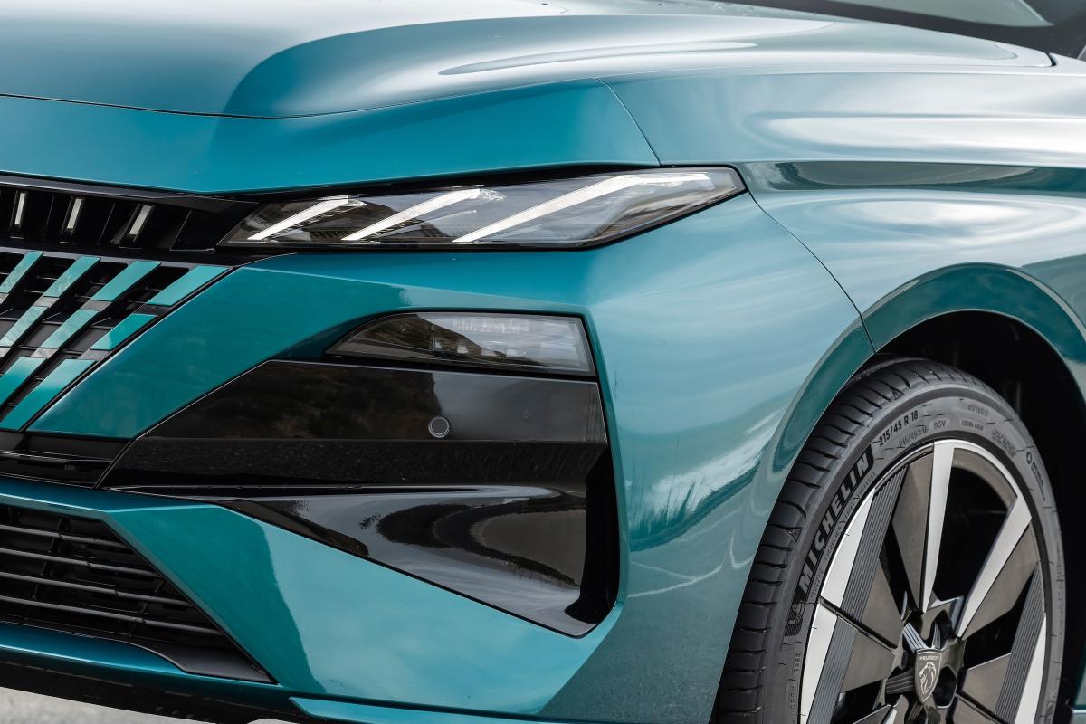 Test Peugeot E-308 facelift 2025
