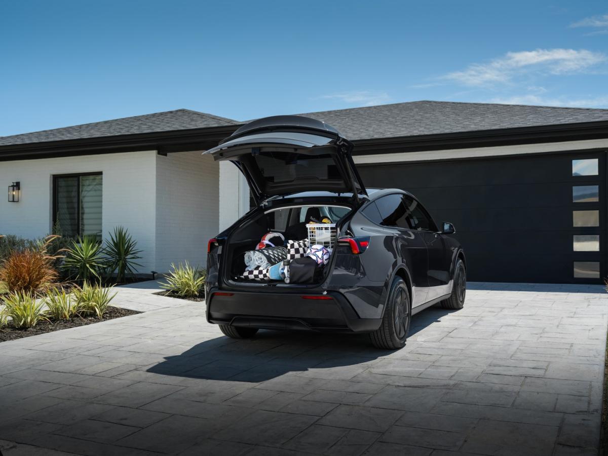 Tesla Model Y Standard 2026