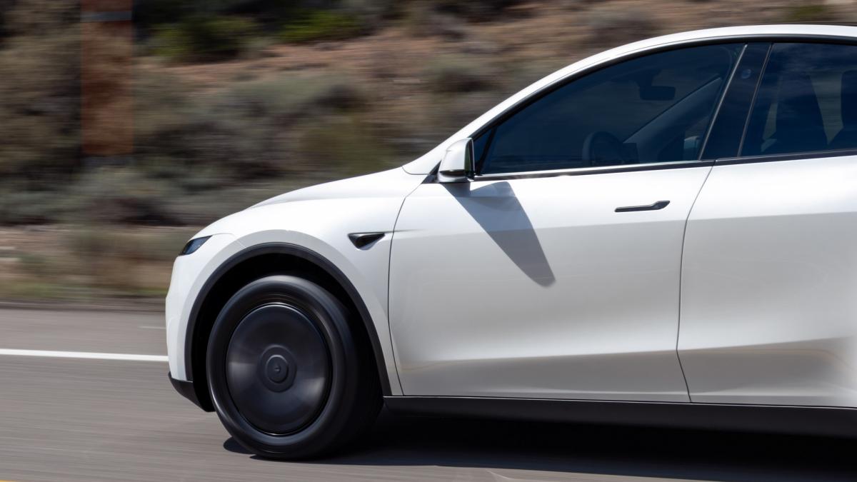Tesla Model Y Standard 2026