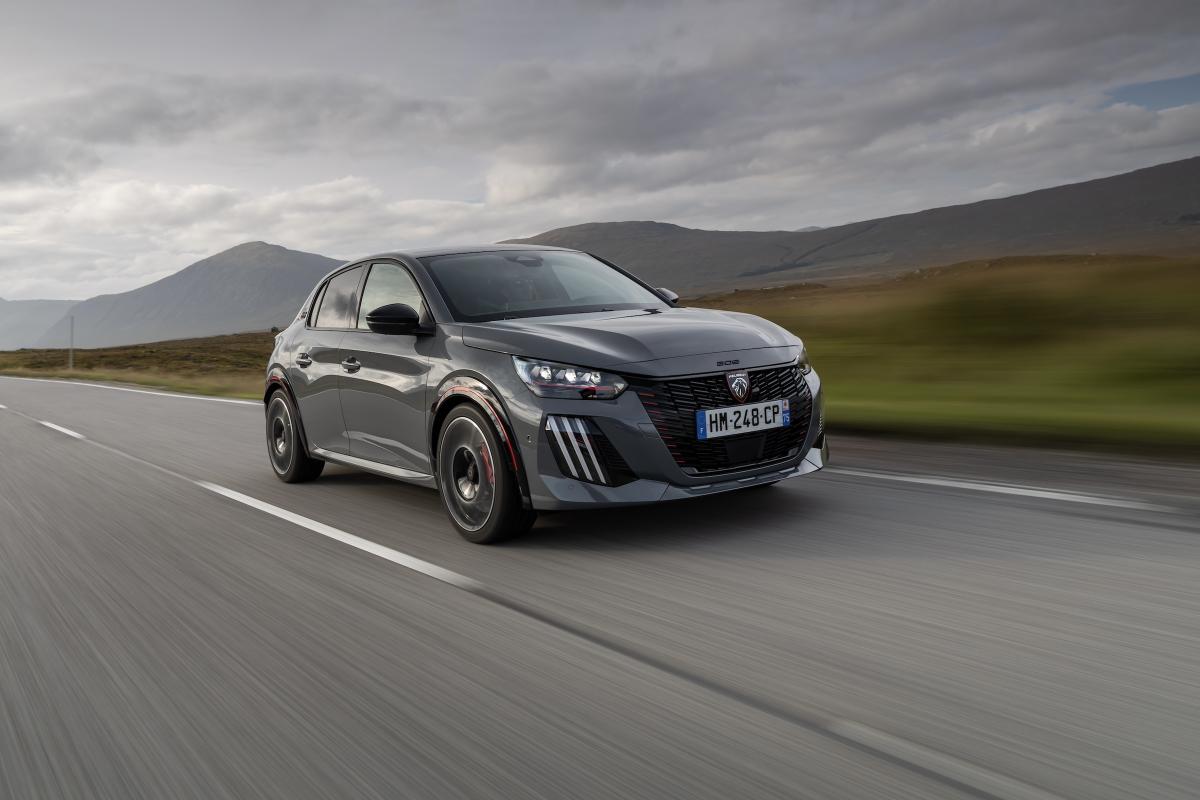 Test Peugeot e-208 GTI 2026