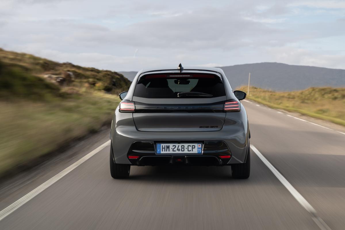 Test Peugeot e-208 GTI 2026