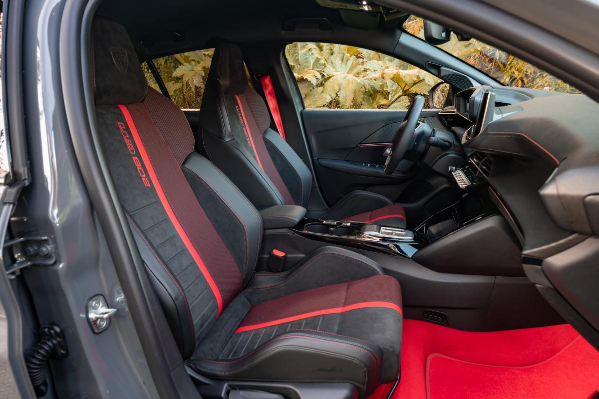 Test Peugeot e-208 GTI 2026