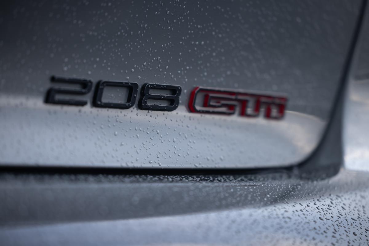 Test Peugeot e-208 GTI 2026